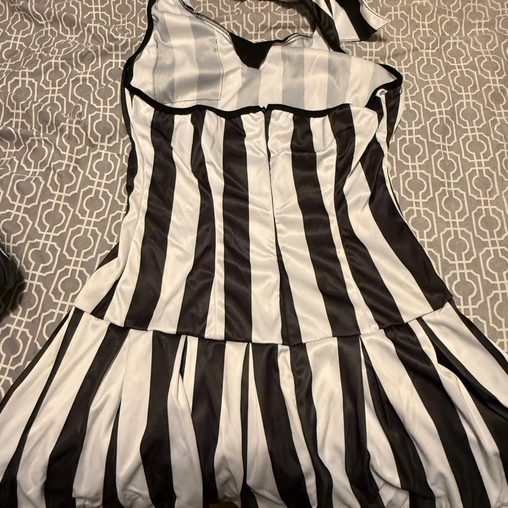 Spirit Black and White Referee Halloween Costume medium - Picture 3 of 3